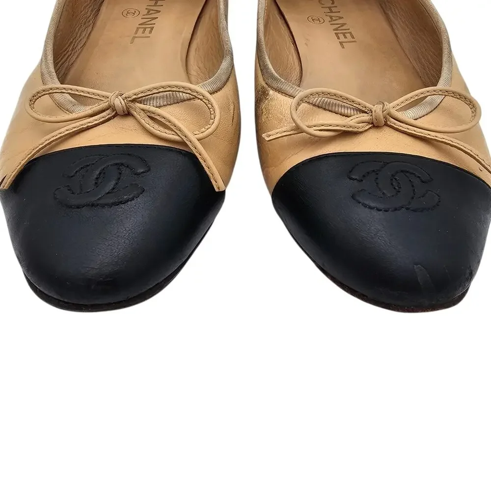 Chanel CC Cap Toe Ballet Flat Beige Tan Black Leather Slipper Size 38.5 7.5 8